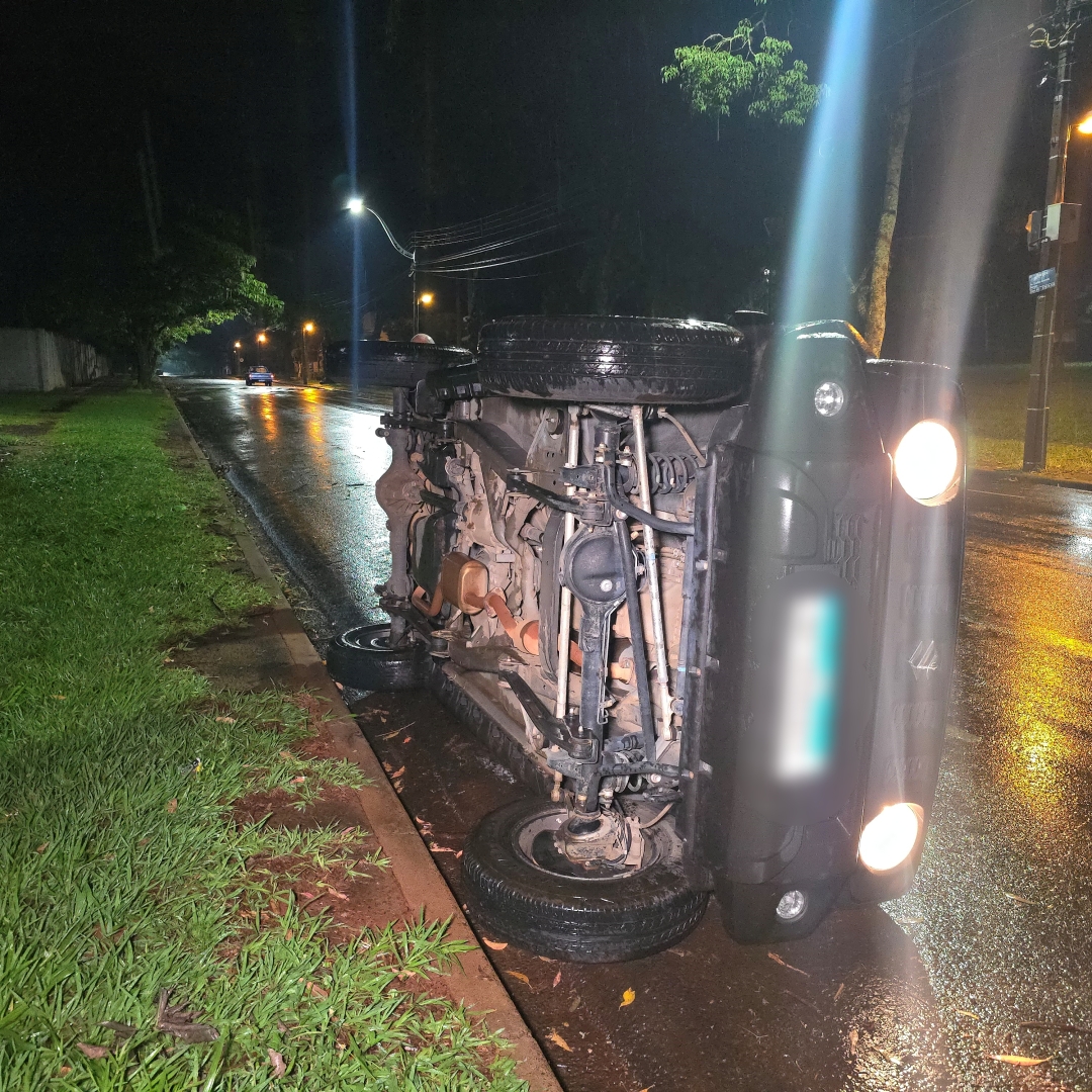 Carro fica tombado após bater contra outro veículo na zona 5