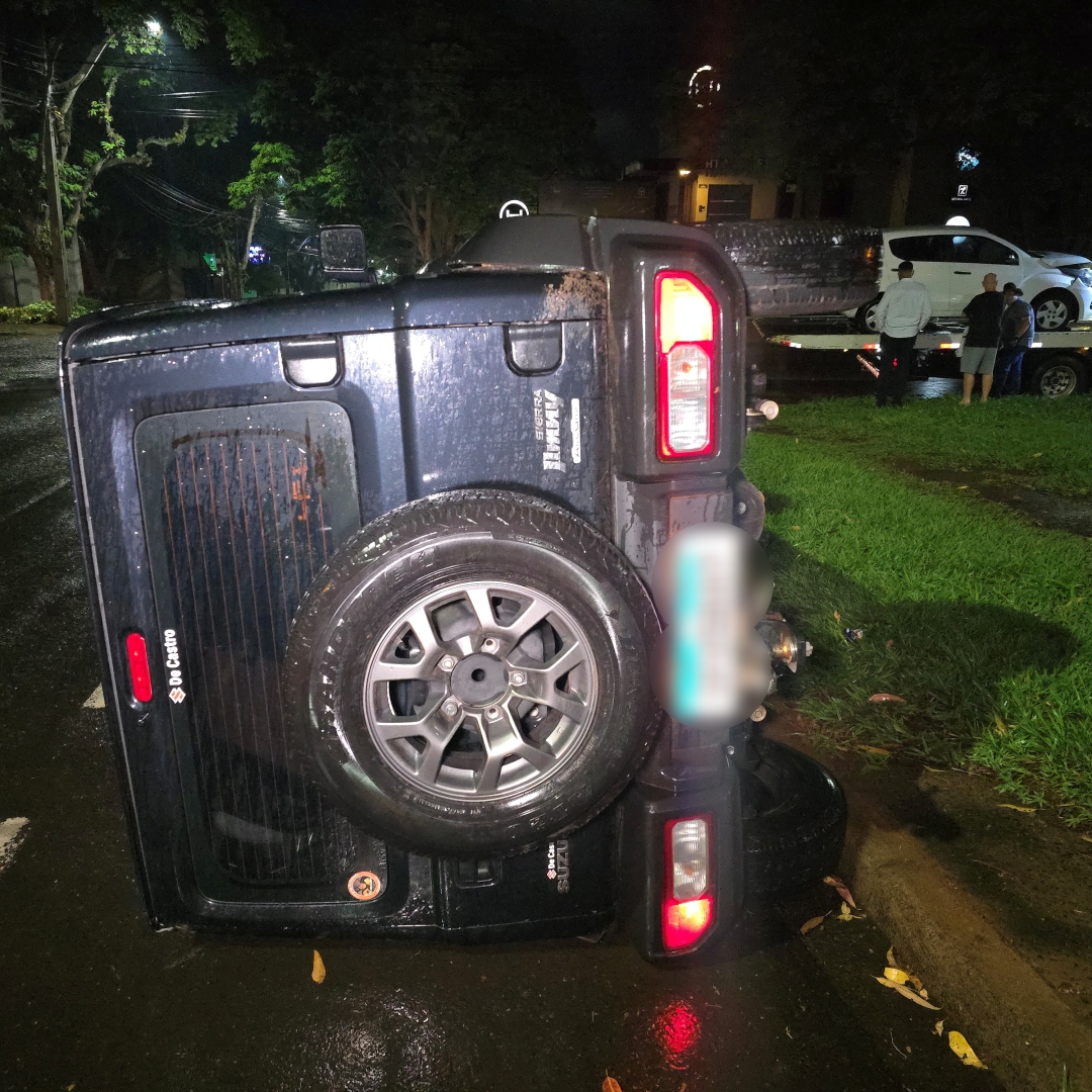 Carro fica tombado após bater contra outro veículo na zona 5