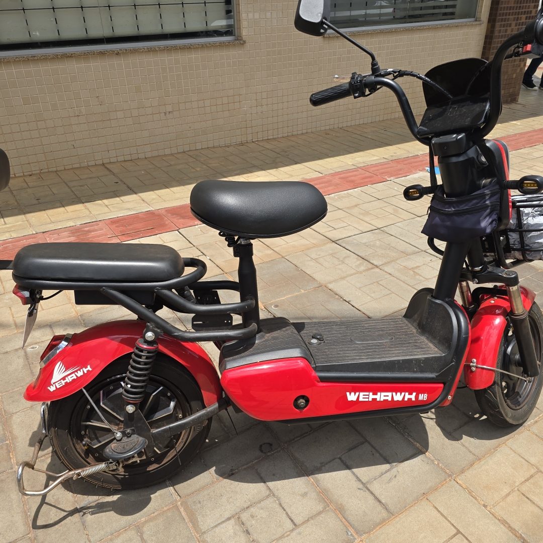 Piloto de moto elétrica é entubado após sofrer acidente em Maringá