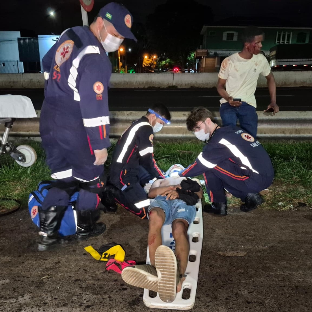 Dois homens ficam feridos após carro capotar por várias vezes no Contorno Norte