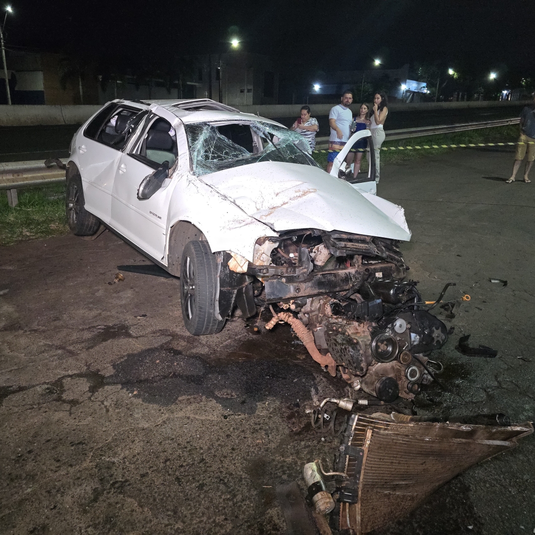Dois homens ficam feridos após carro capotar por várias vezes no Contorno Norte