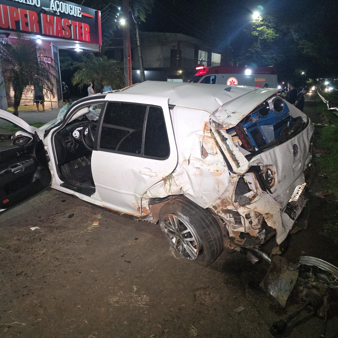 Dois homens ficam feridos após carro capotar por várias vezes no Contorno Norte