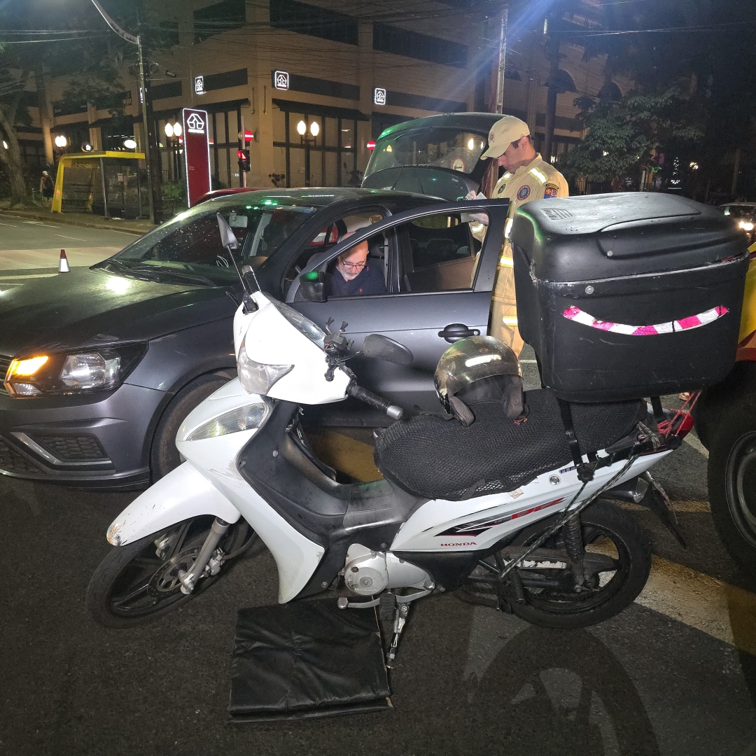 Motoboy sofre fratura exposta em perna após sofrer acidente na Horácio Raccanello Filho