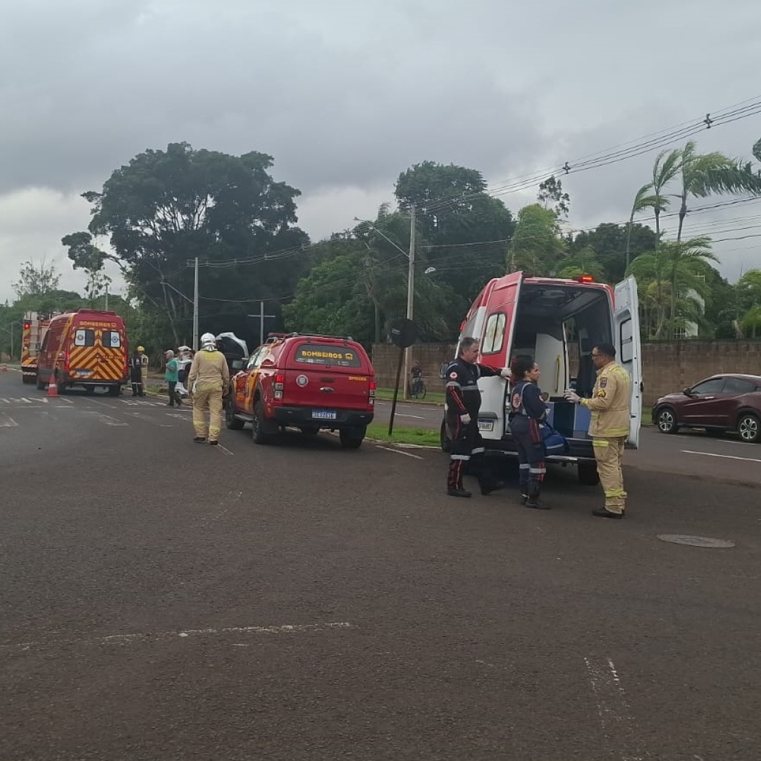 Motorista de aplicativo tomba veículo após colidir contra árvore