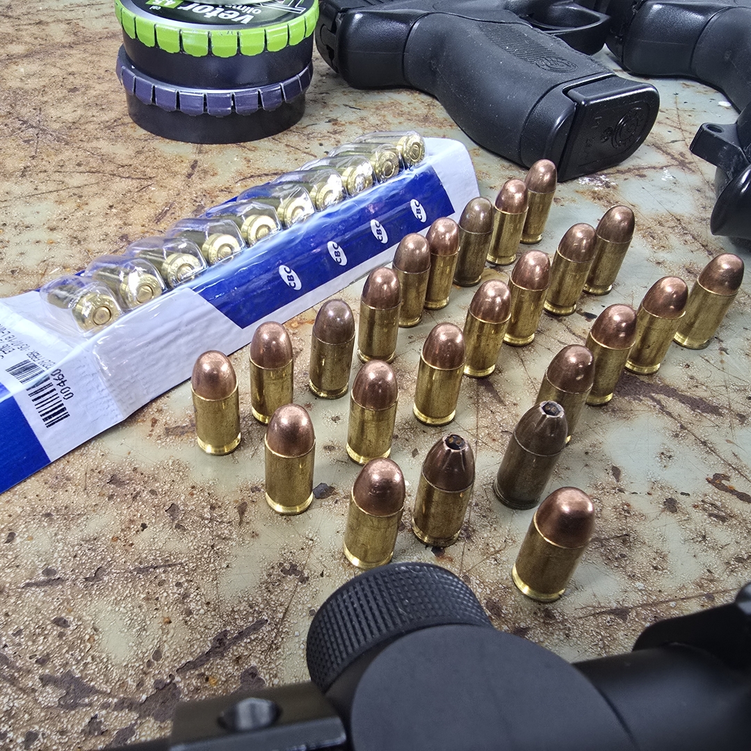 Dois homens brigam e acabam presos com munições e armas em Maringá