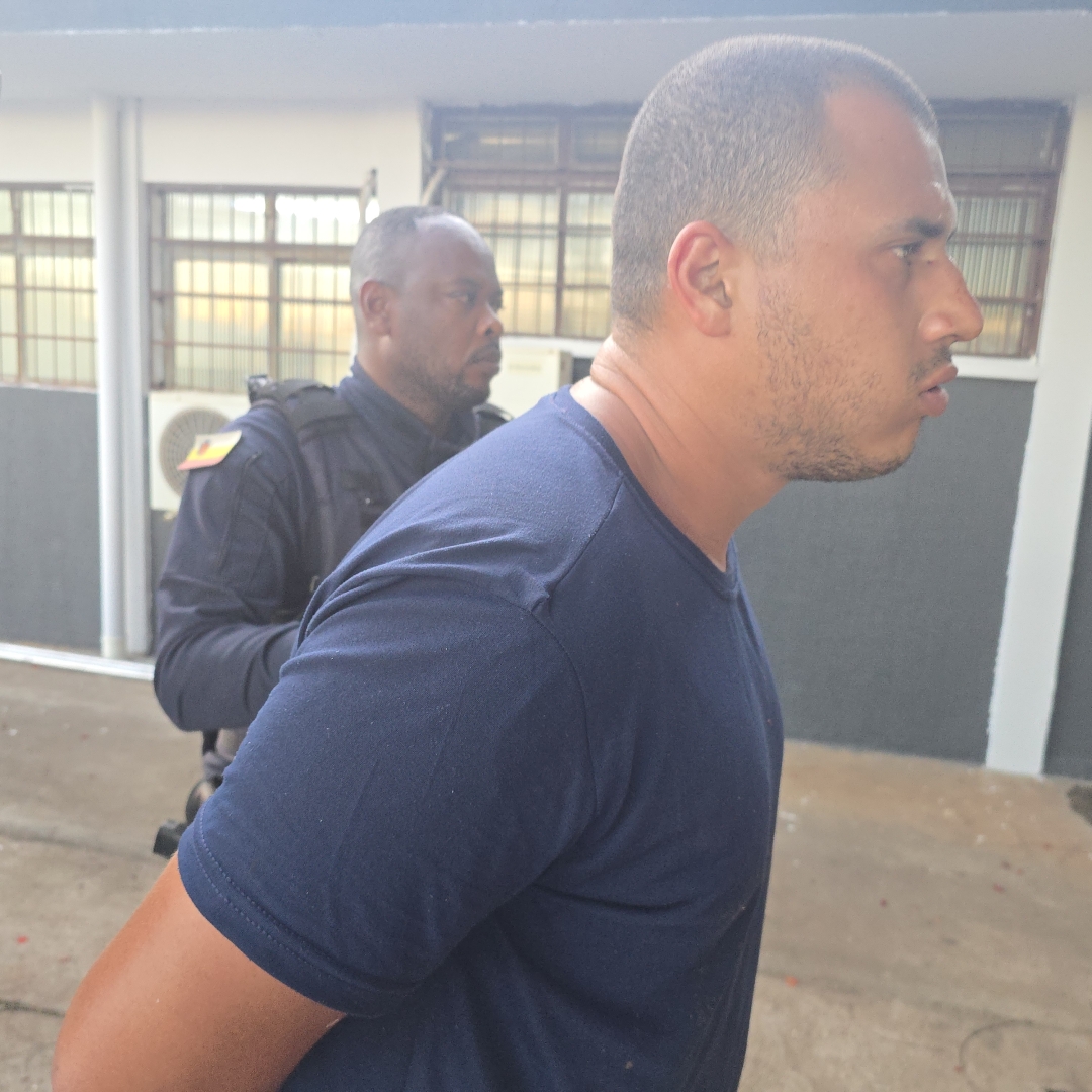 Homem que quebrou dezenas de vidraças de lojas no centro de Maringá é preso