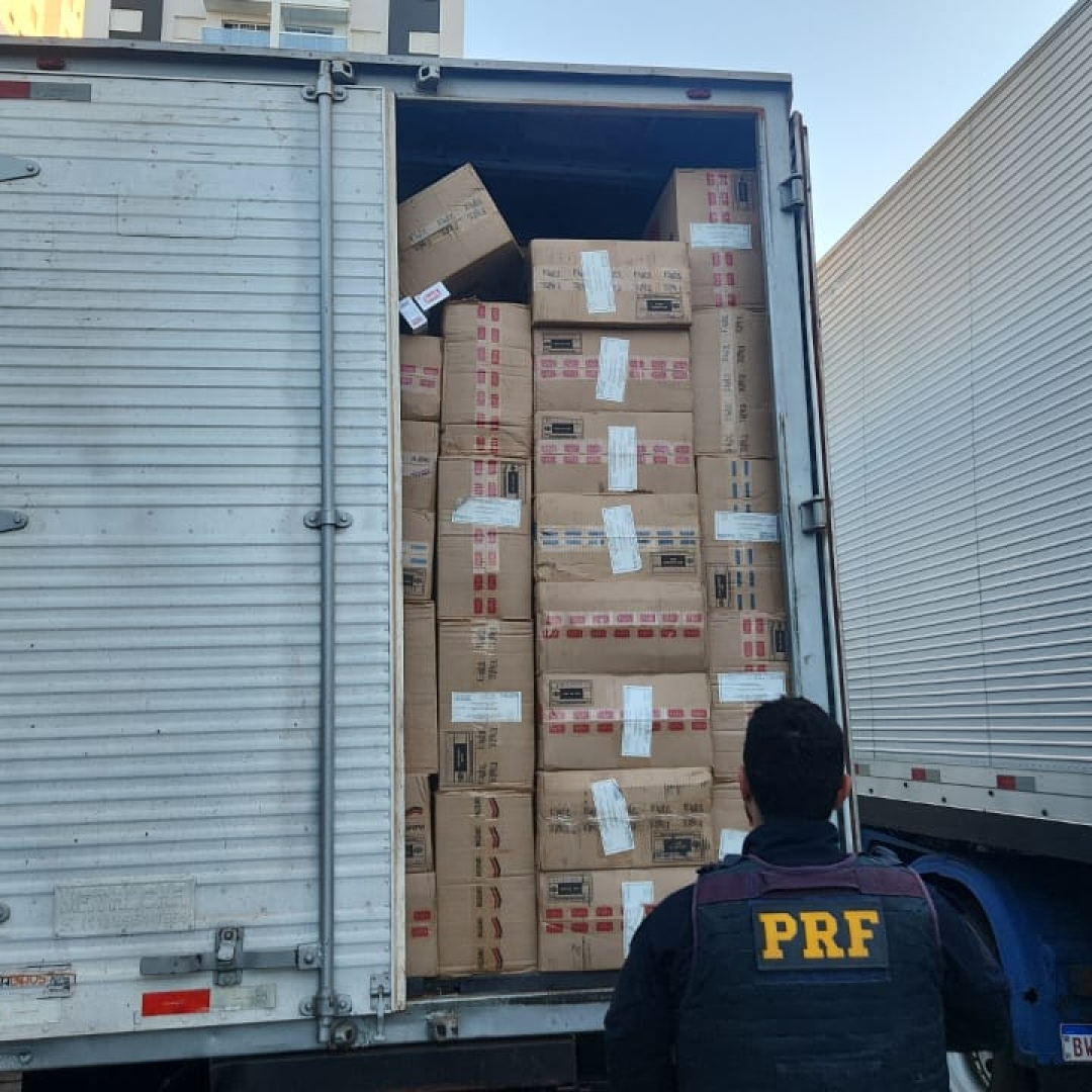 Polícia Rodoviária Federal apreende caminhão com 1 milhão de reais em cigarros