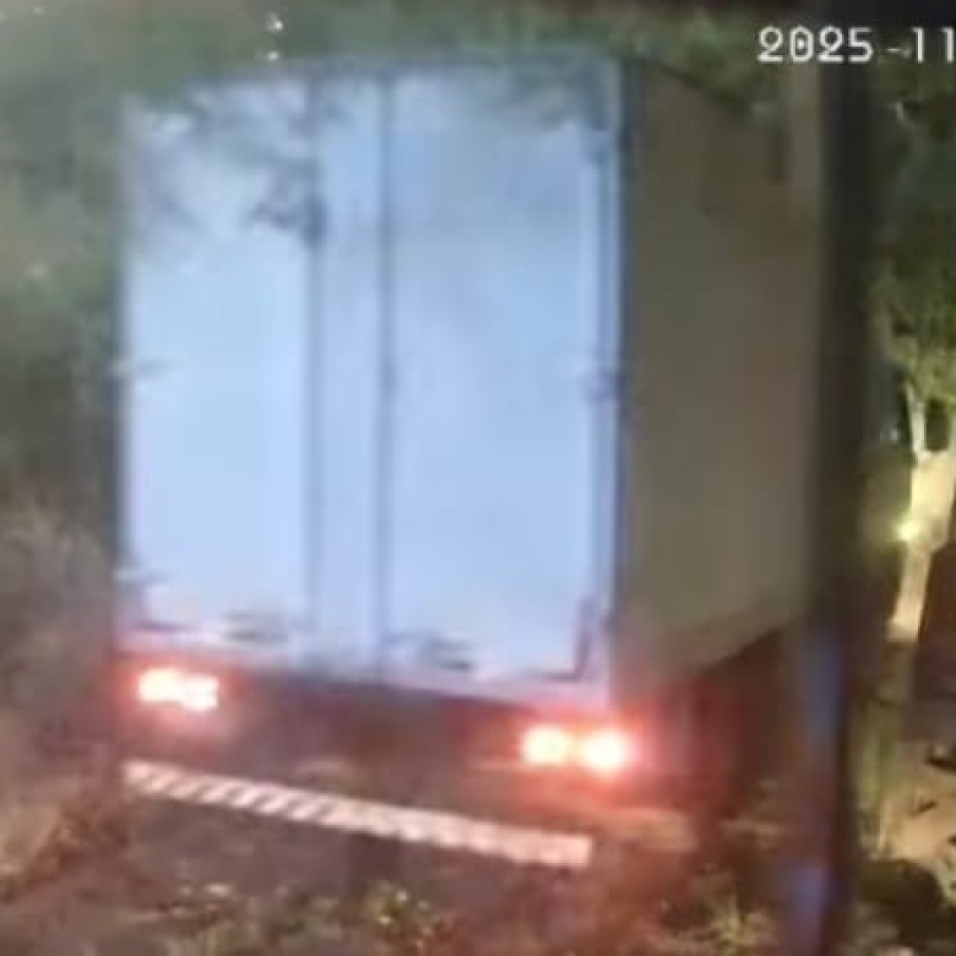 Polícia Rodoviária Federal apreende caminhão com 1 milhão de reais em cigarros