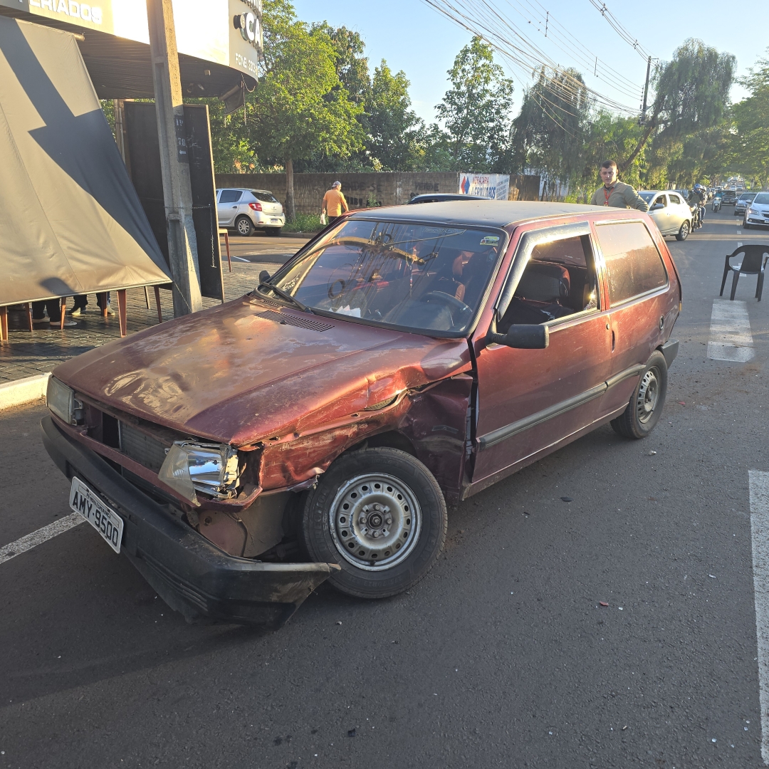 Mulher invade preferencial e provoca acidente grave em Maringá