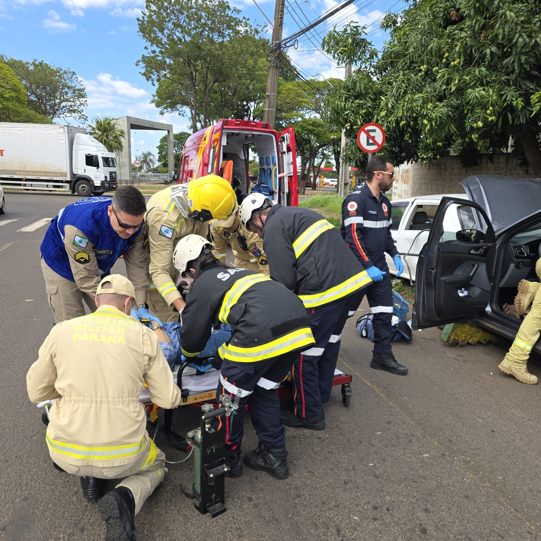 Mulher passa mal no volante e sofre acidente na zona 6, em Maringá