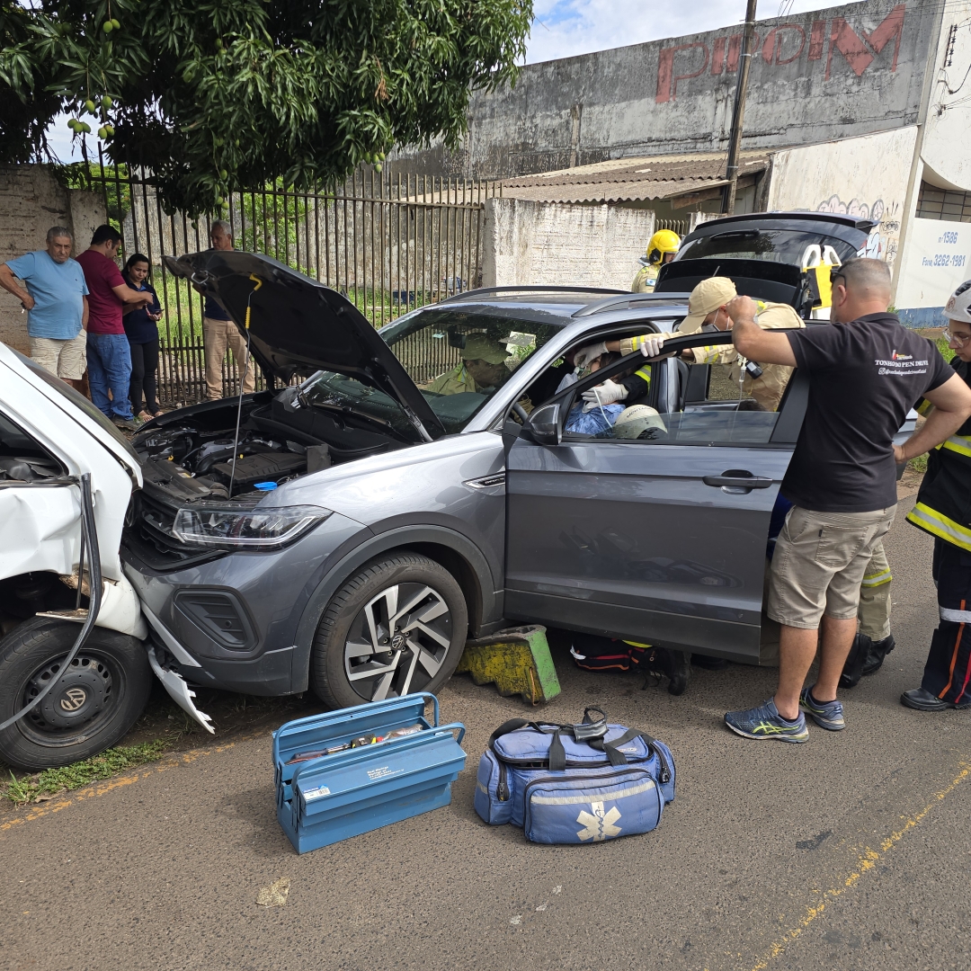 Mulher passa mal no volante e sofre acidente na zona 6, em Maringá