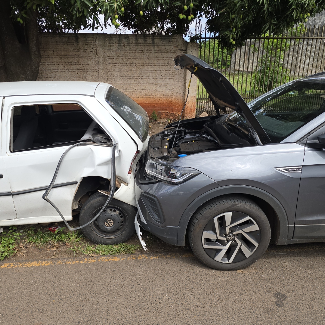 Mulher passa mal no volante e sofre acidente na zona 6, em Maringá