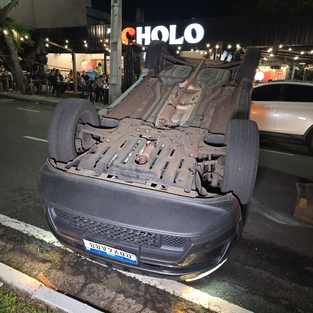 Motorista é preso após provocar capotamento em Maringá