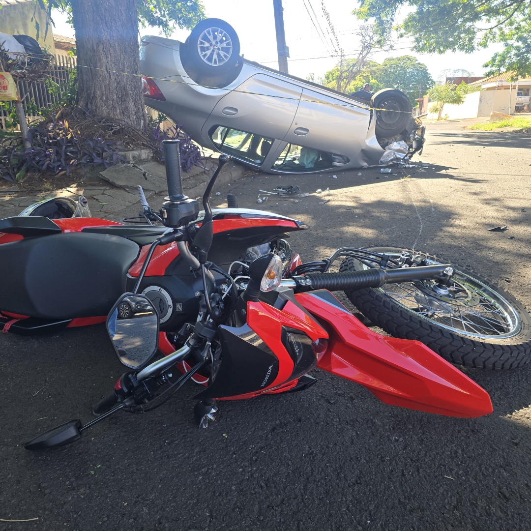Motociclista invade preferencial e causa capotamento em Maringá