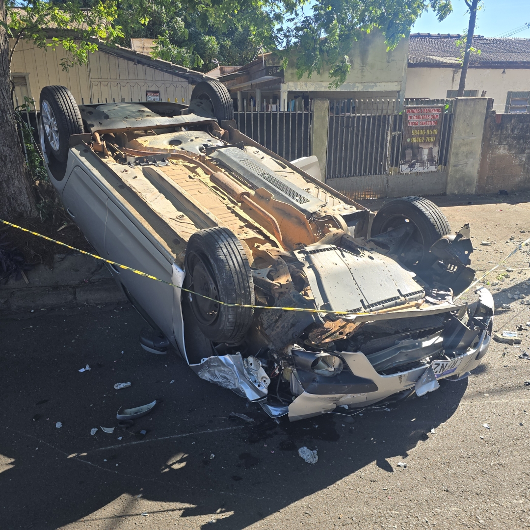 Motociclista invade preferencial e causa capotamento em Maringá