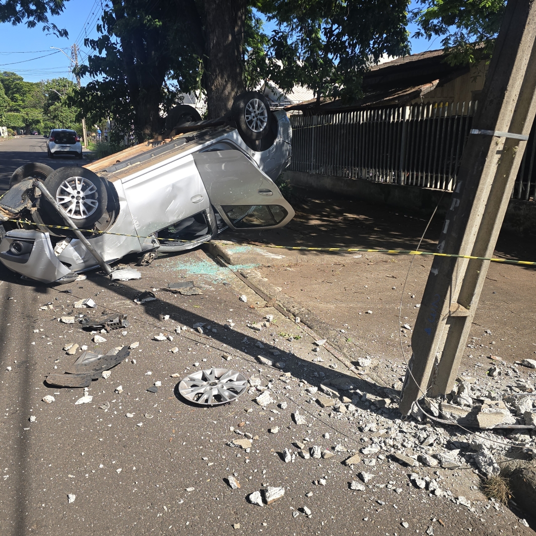 Motociclista invade preferencial e causa capotamento em Maringá