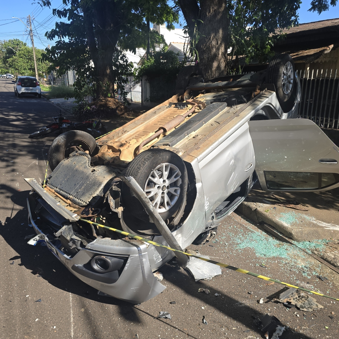Motociclista invade preferencial e causa capotamento em Maringá