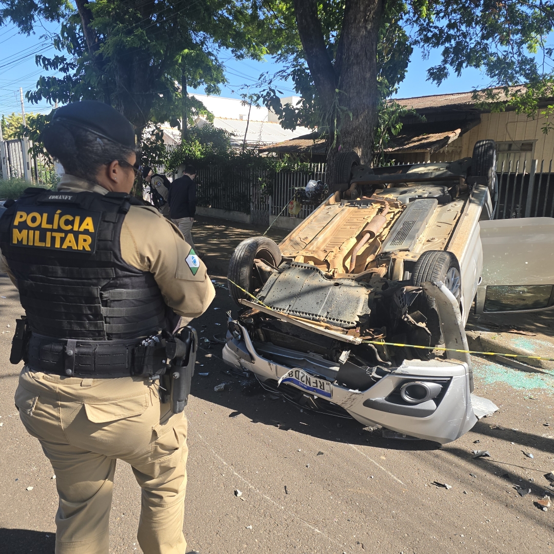 Motociclista invade preferencial e causa capotamento em Maringá
