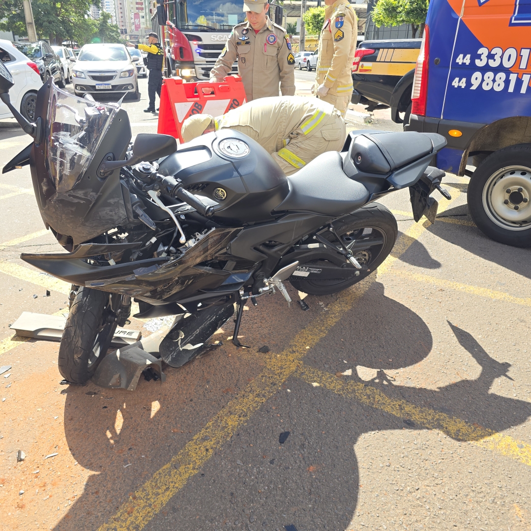 Acidente entre utilitário e moto no centro de Maringá deixa um ferido