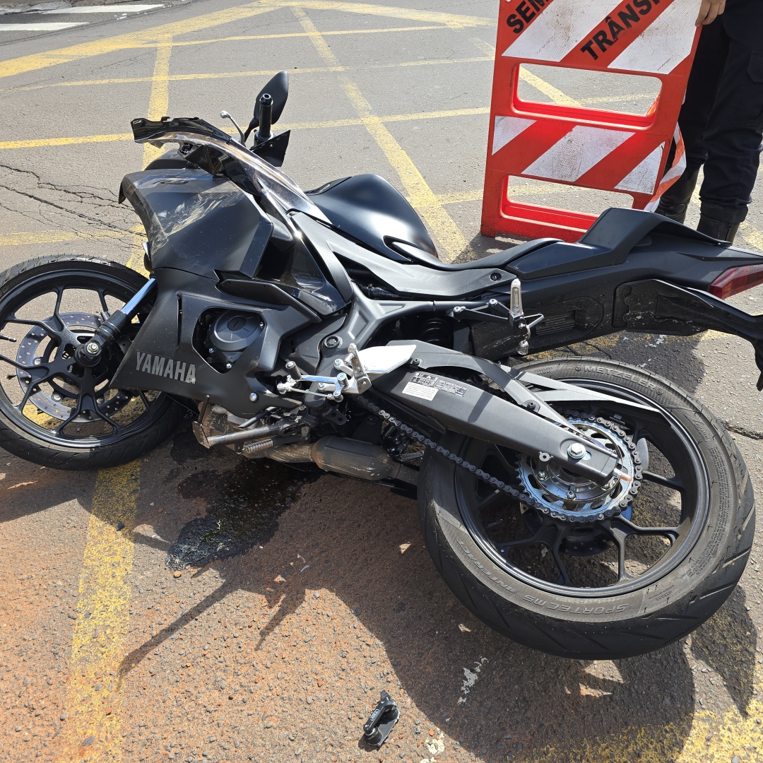 Acidente entre utilitário e moto no centro de Maringá deixa um ferido