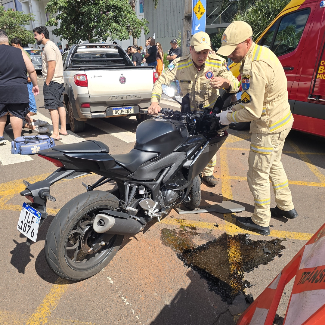 Acidente entre utilitário e moto no centro de Maringá deixa um ferido