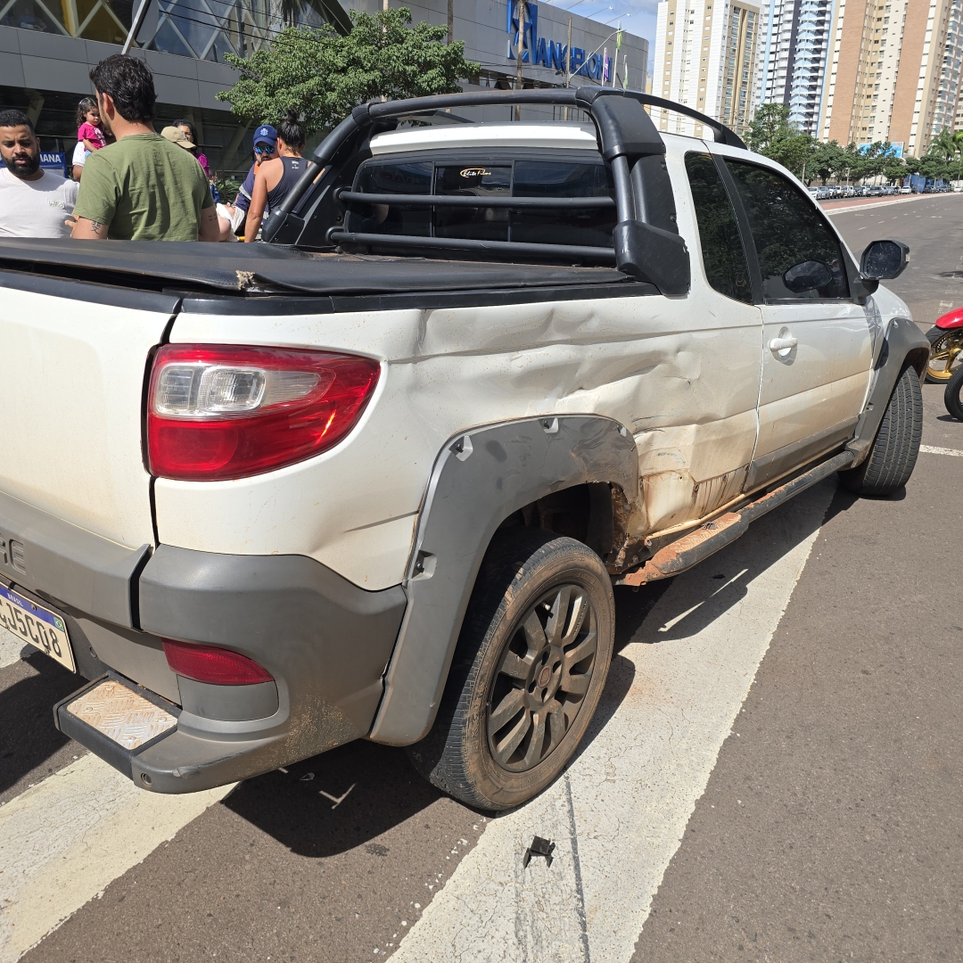 Acidente entre utilitário e moto no centro de Maringá deixa um ferido