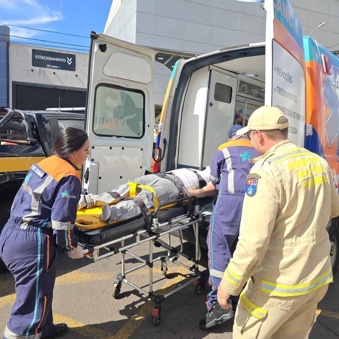 Acidente entre utilitário e moto no centro de Maringá deixa um ferido