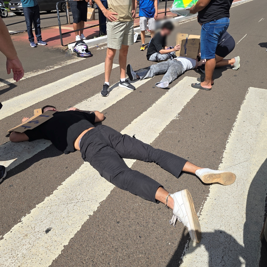 Acidente entre utilitário e moto no centro de Maringá deixa um ferido