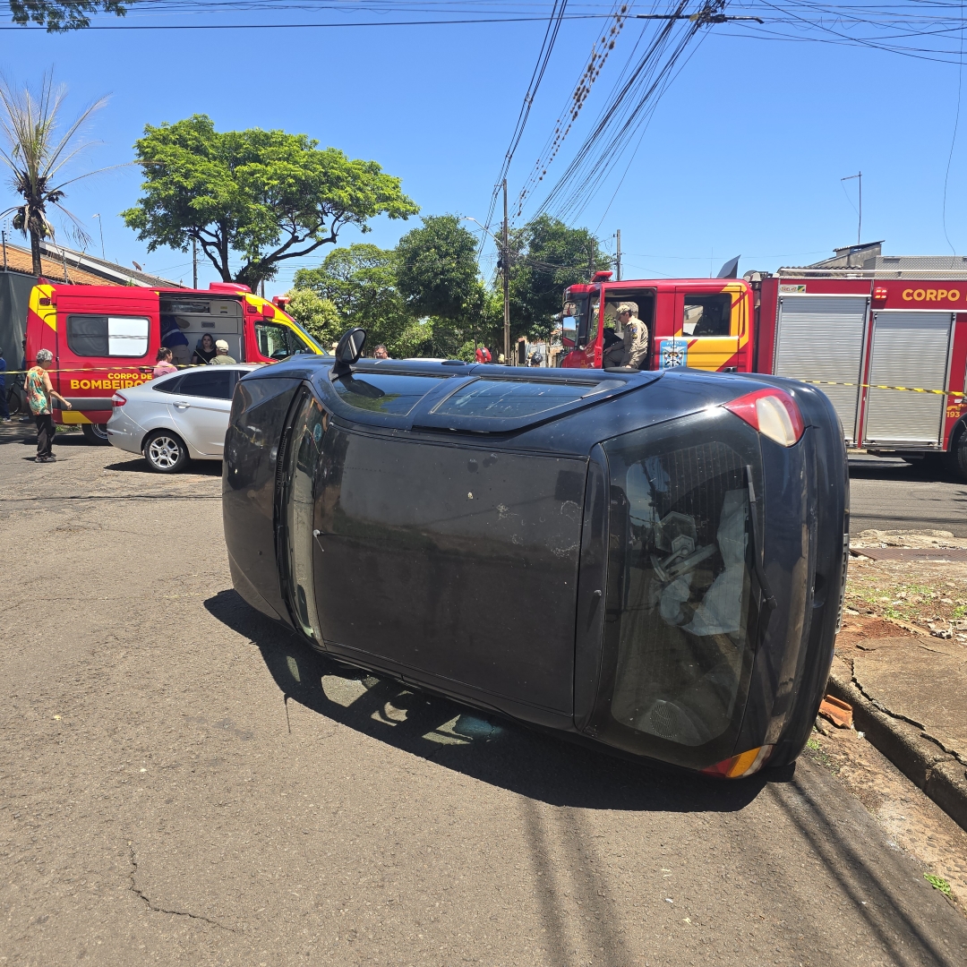 Mulher é socorrida após carro tombar na Vila Morangueira