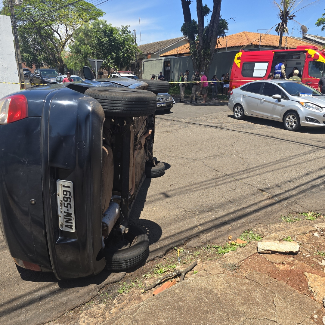 Mulher é socorrida após carro tombar na Vila Morangueira