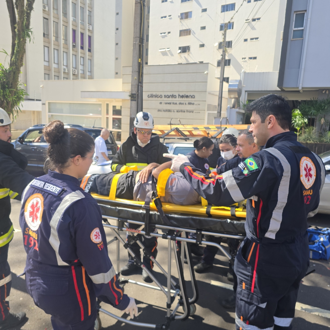 Homem é socorrido após sofrer acidente na área central de Maringá