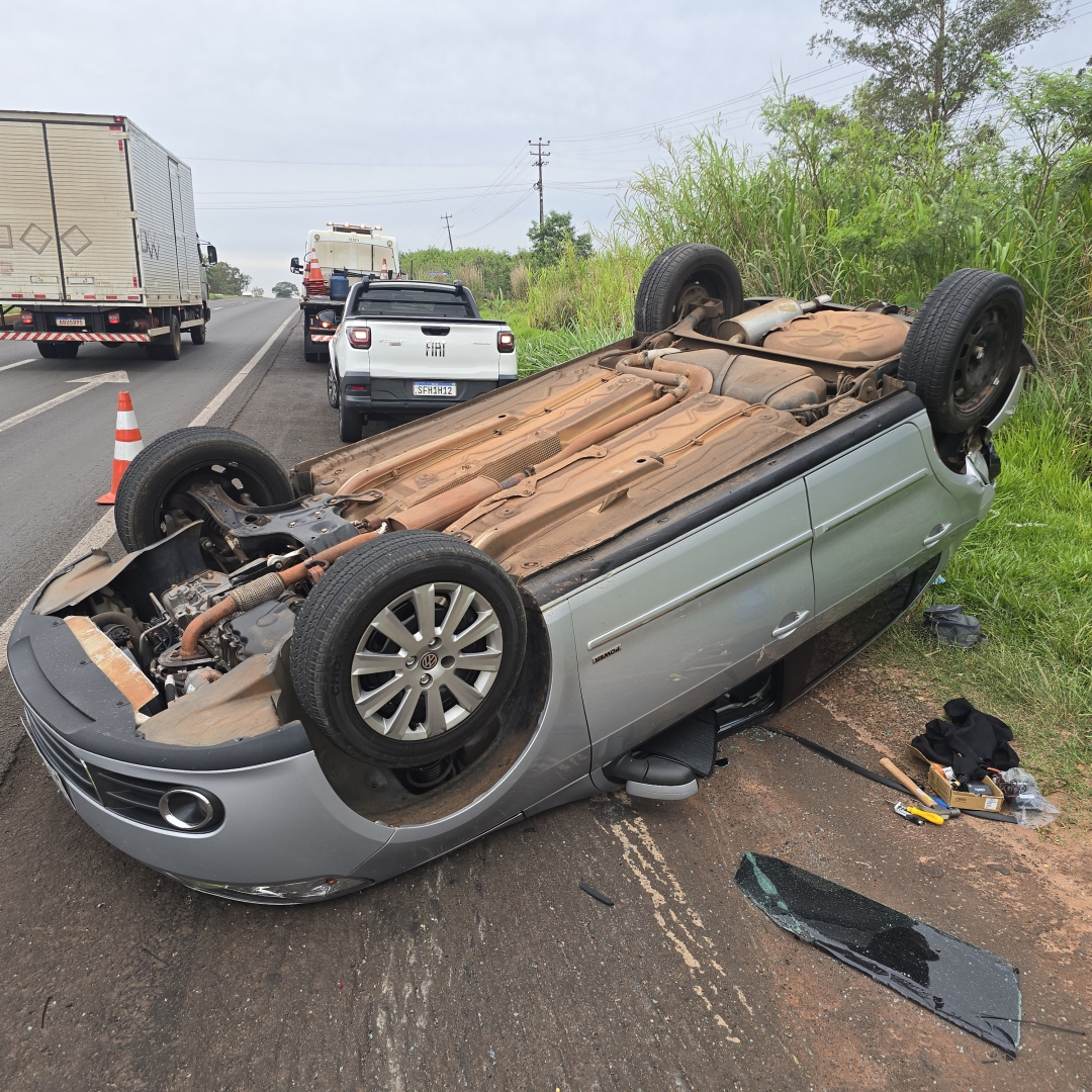 Morador de Mandaguaçu é socorrido após se envolver em capotamento na BR-376