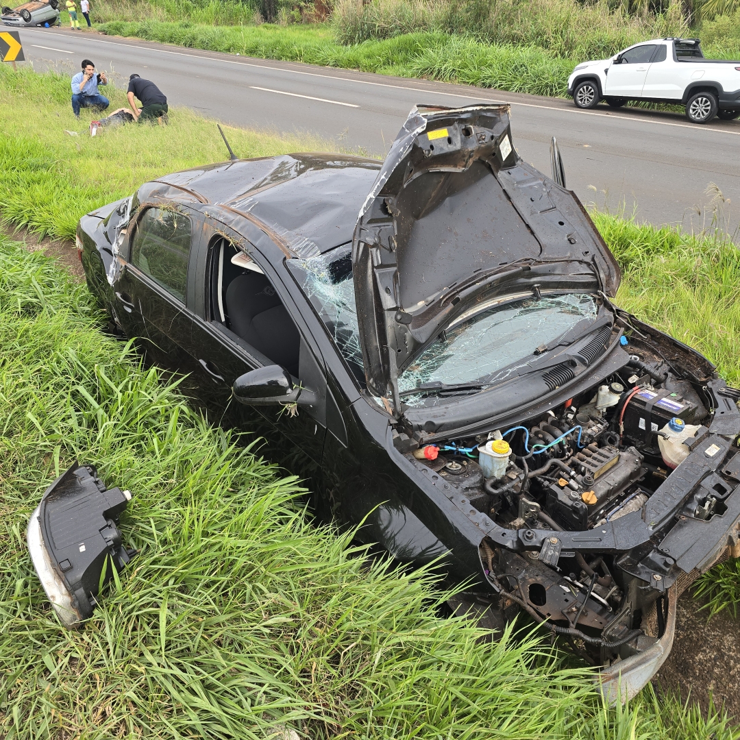 Morador de Mandaguaçu é socorrido após se envolver em capotamento na BR-376