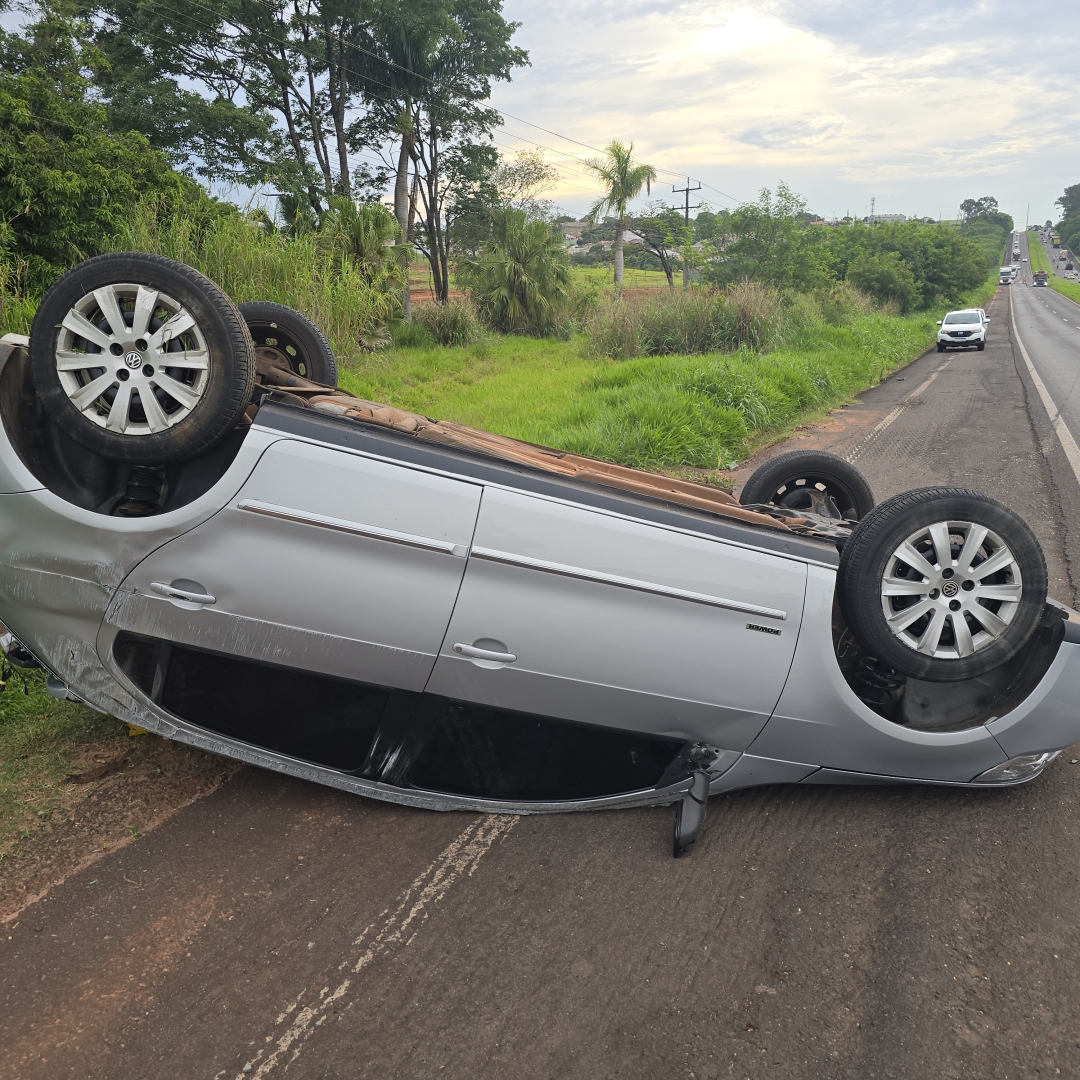 Morador de Mandaguaçu é socorrido após se envolver em capotamento na BR-376