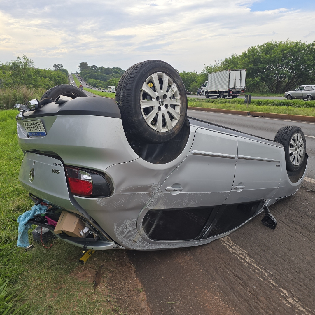 Morador de Mandaguaçu é socorrido após se envolver em capotamento na BR-376
