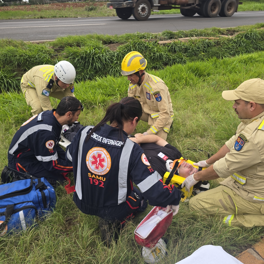 Morador de Mandaguaçu é socorrido após se envolver em capotamento na BR-376