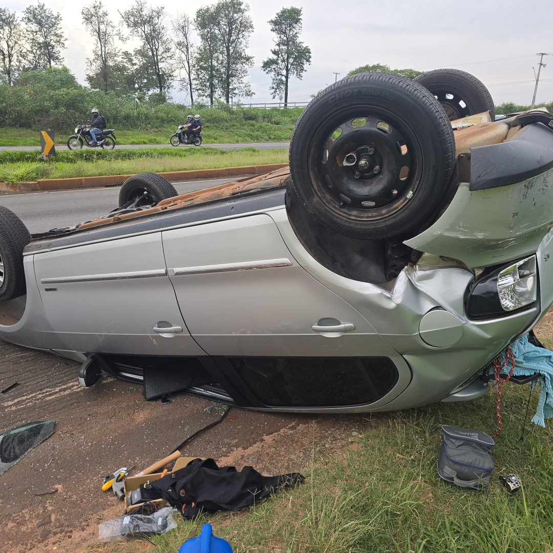 Morador de Mandaguaçu é socorrido após se envolver em capotamento na BR-376