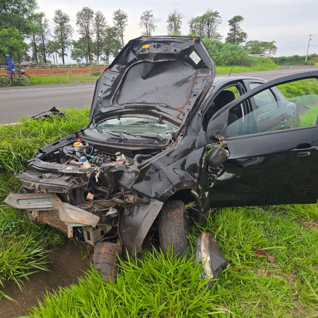 Morador de Mandaguaçu é socorrido após se envolver em capotamento na BR-376