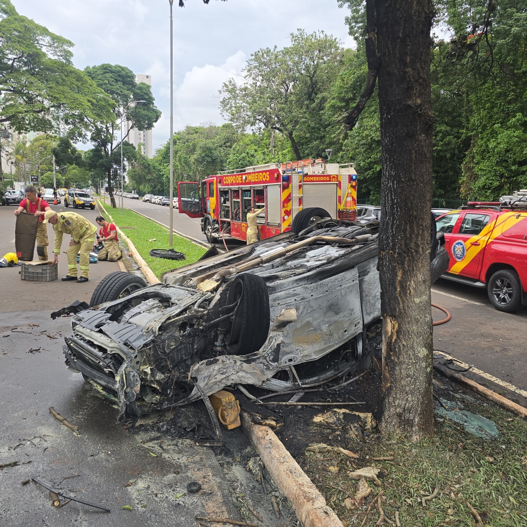 Médico oftalmologista morre carbonizado após capotar carro em Maringá