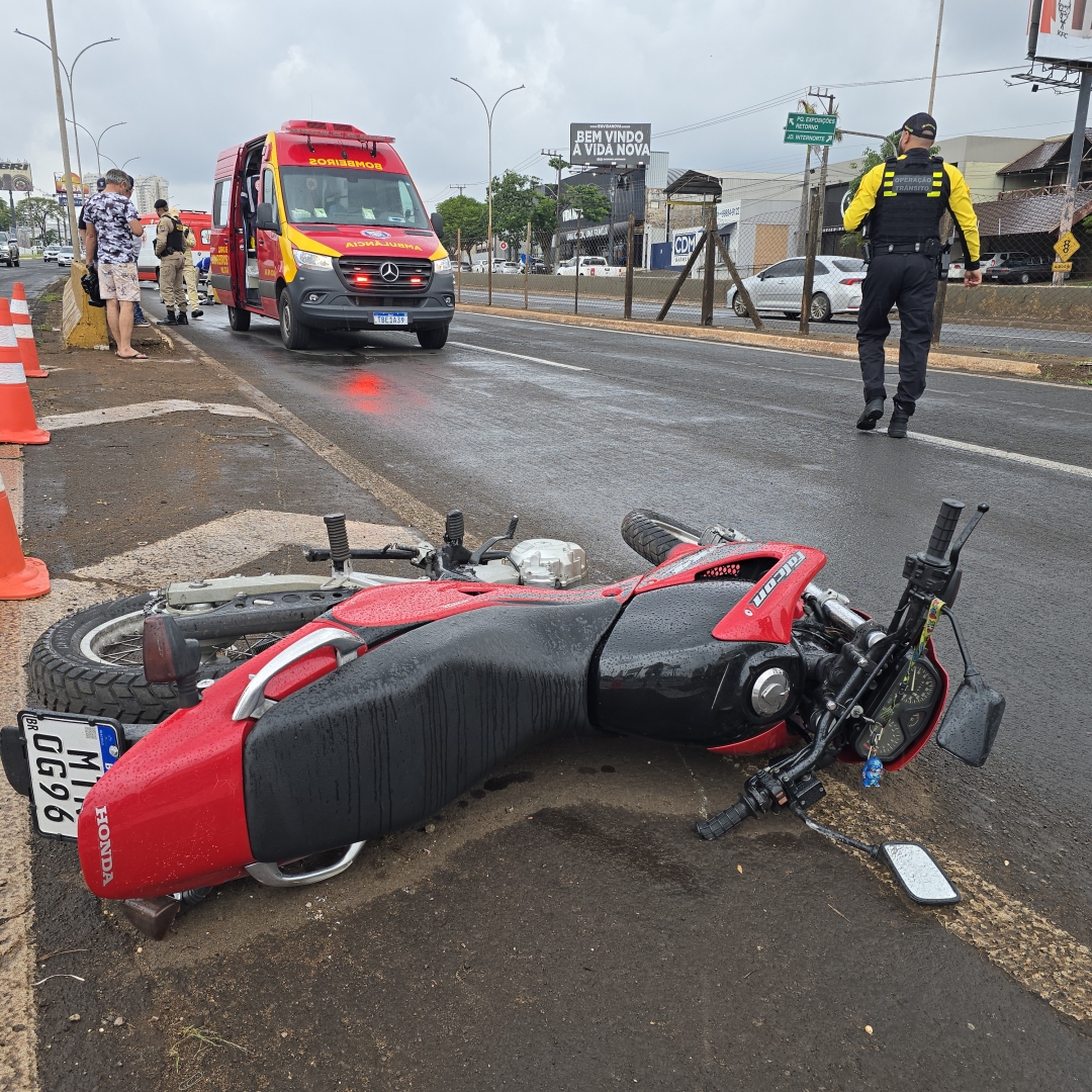 Filho sobrevive, mas pai morre em acidente de moto na Avenida Colombo