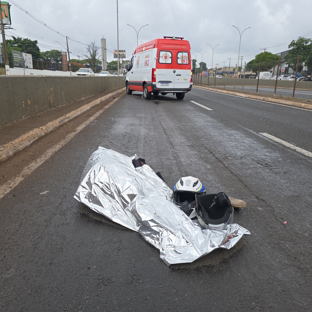 Filho sobrevive, mas pai morre em acidente de moto na Avenida Colombo