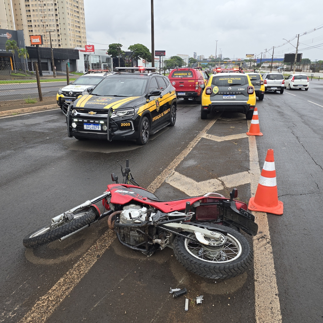 Filho sobrevive, mas pai morre em acidente de moto na Avenida Colombo