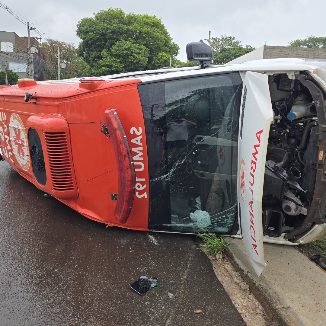 Motorista de ambulância invade preferencial e causa acidente em Maringá