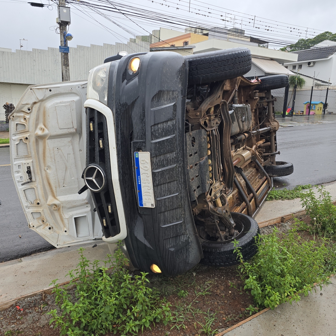 Motorista de ambulância invade preferencial e causa acidente em Maringá