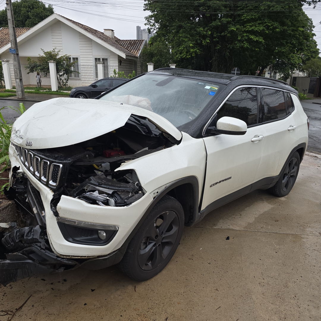 Motorista de ambulância invade preferencial e causa acidente em Maringá