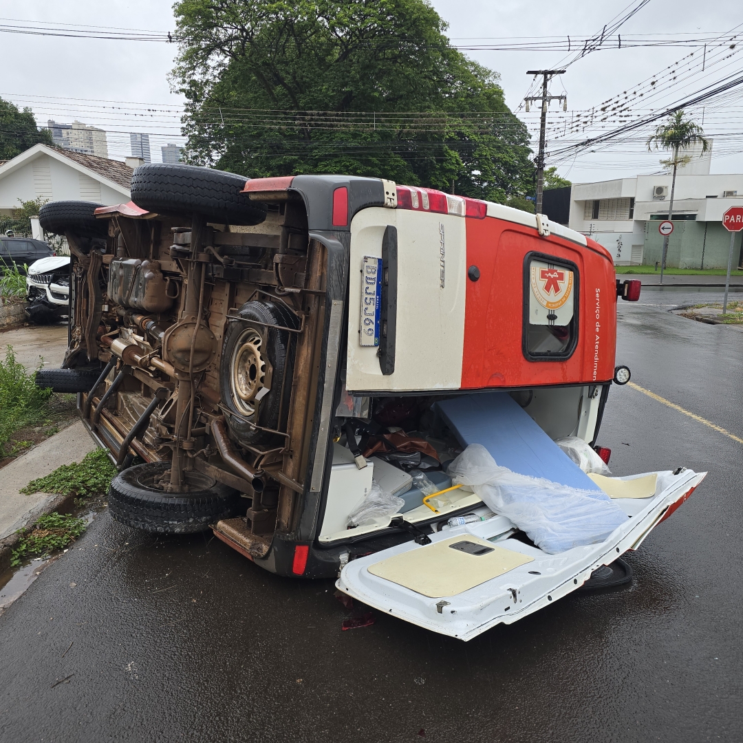 Motorista de ambulância invade preferencial e causa acidente em Maringá