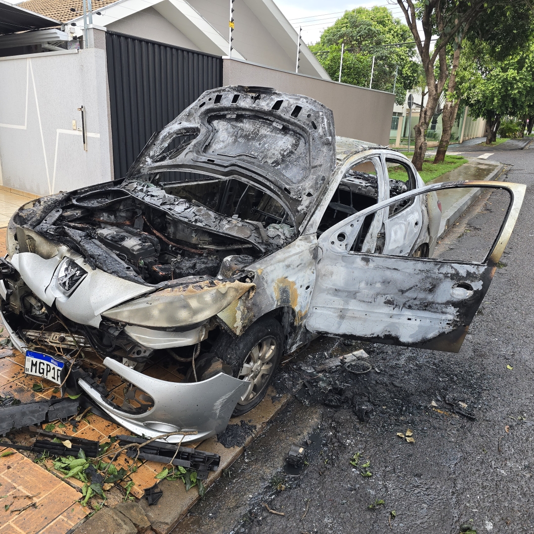 Motorista se joga de veículo em chamas em Maringá