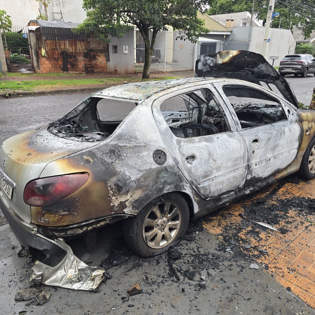 Motorista se joga de veículo em chamas em Maringá