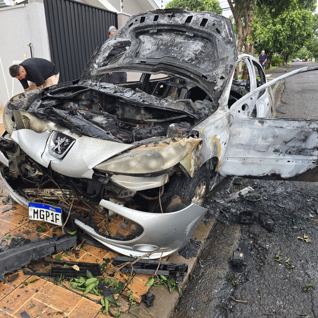 Motorista se joga de veículo em chamas em Maringá