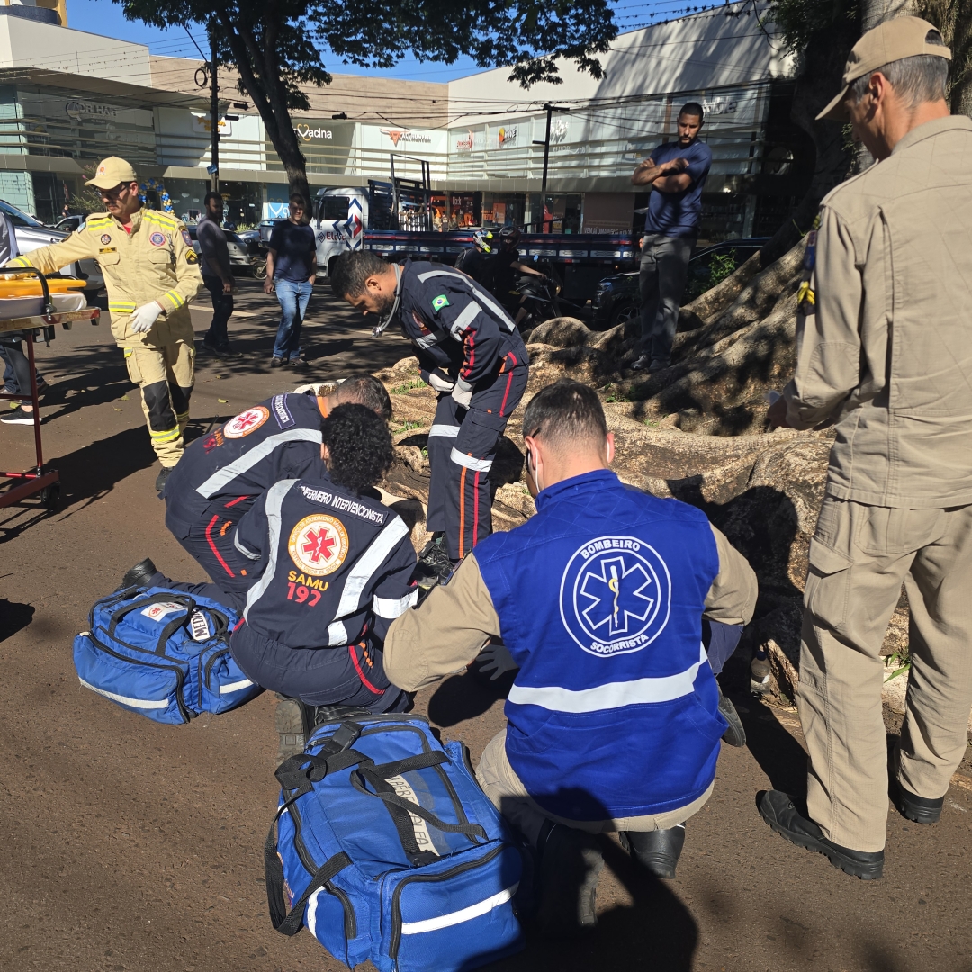 Homem visivelmente embriagado é atropelado por carro na zona 5